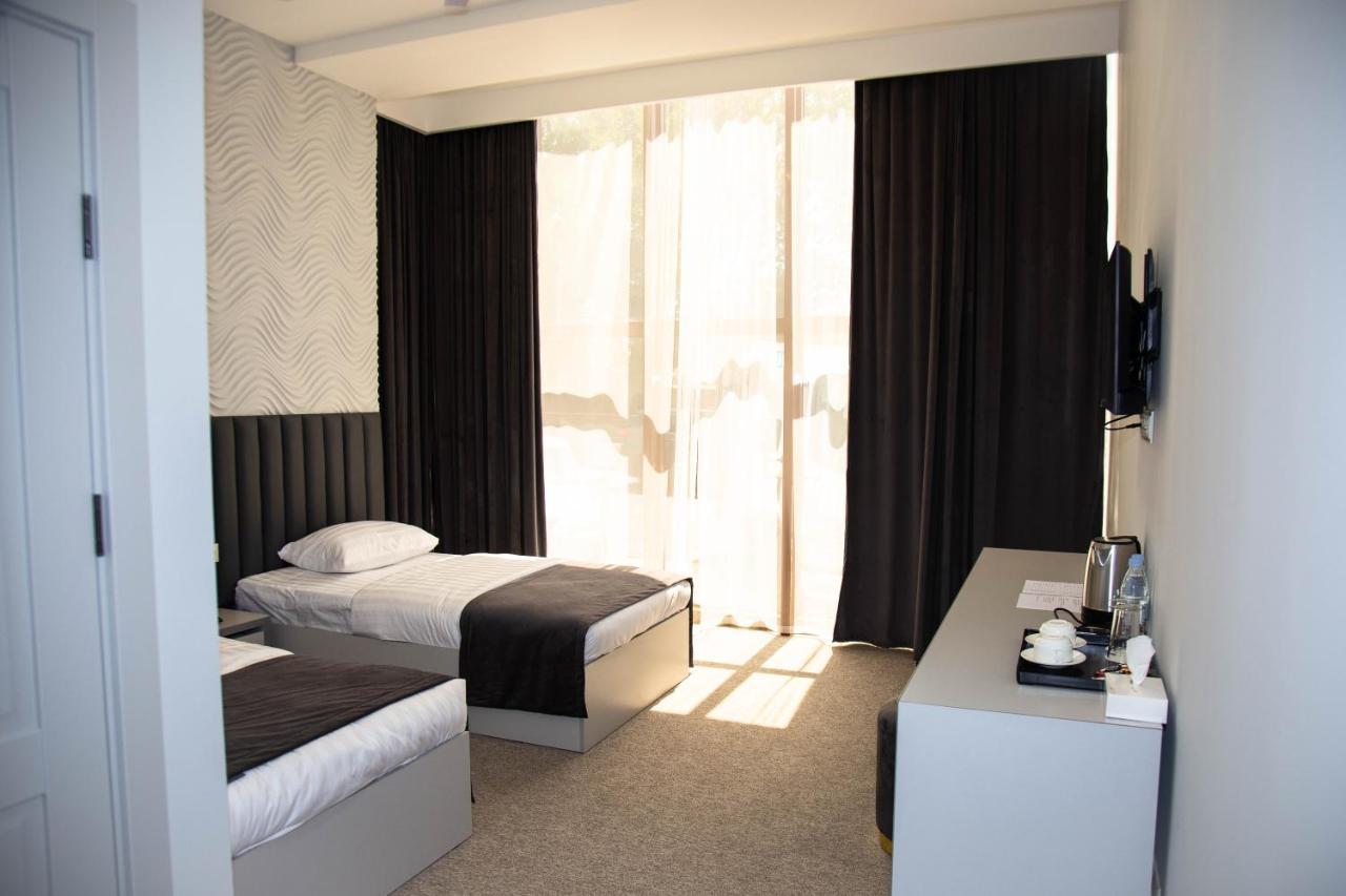 Port Plaza Evn Hotel P'arak'ar Exterior foto
