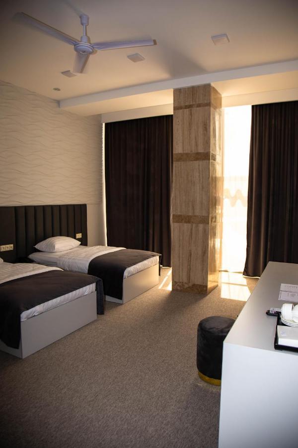 Port Plaza Evn Hotel P'arak'ar Exterior foto