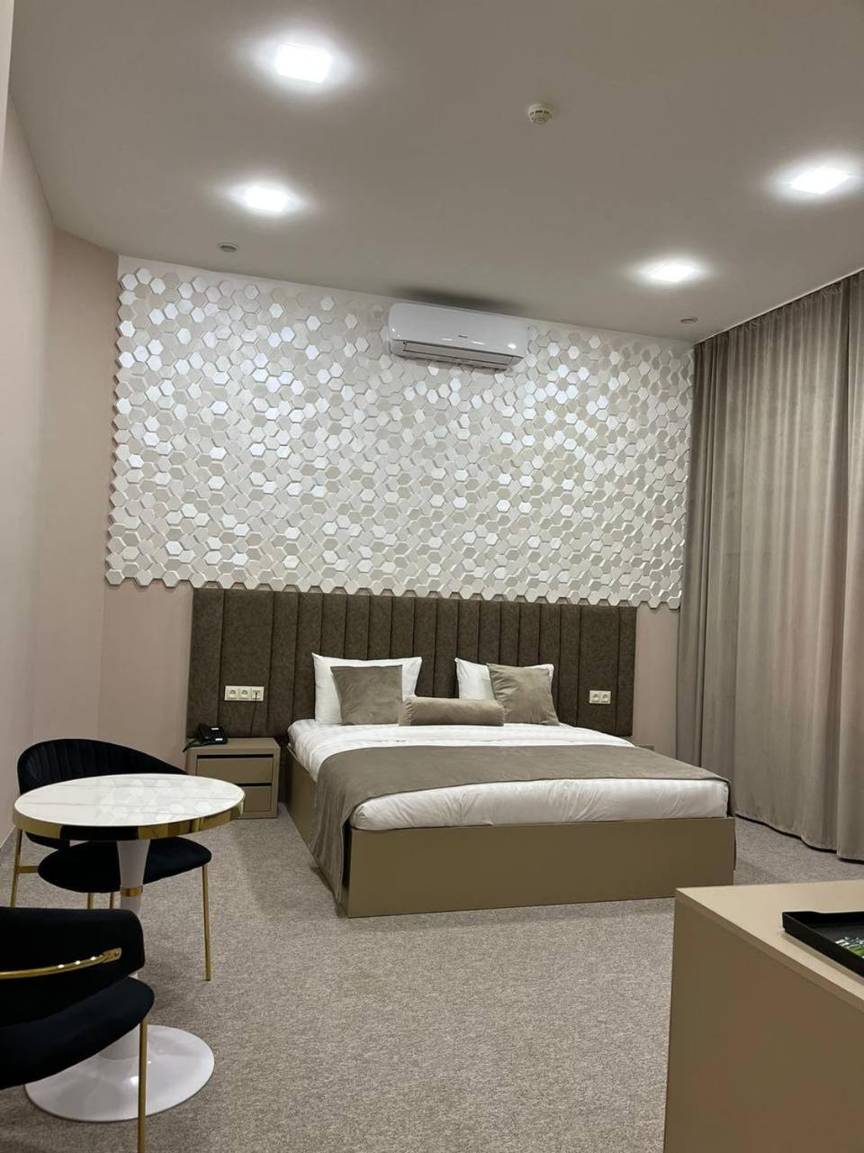 Port Plaza Evn Hotel P'arak'ar Exterior foto