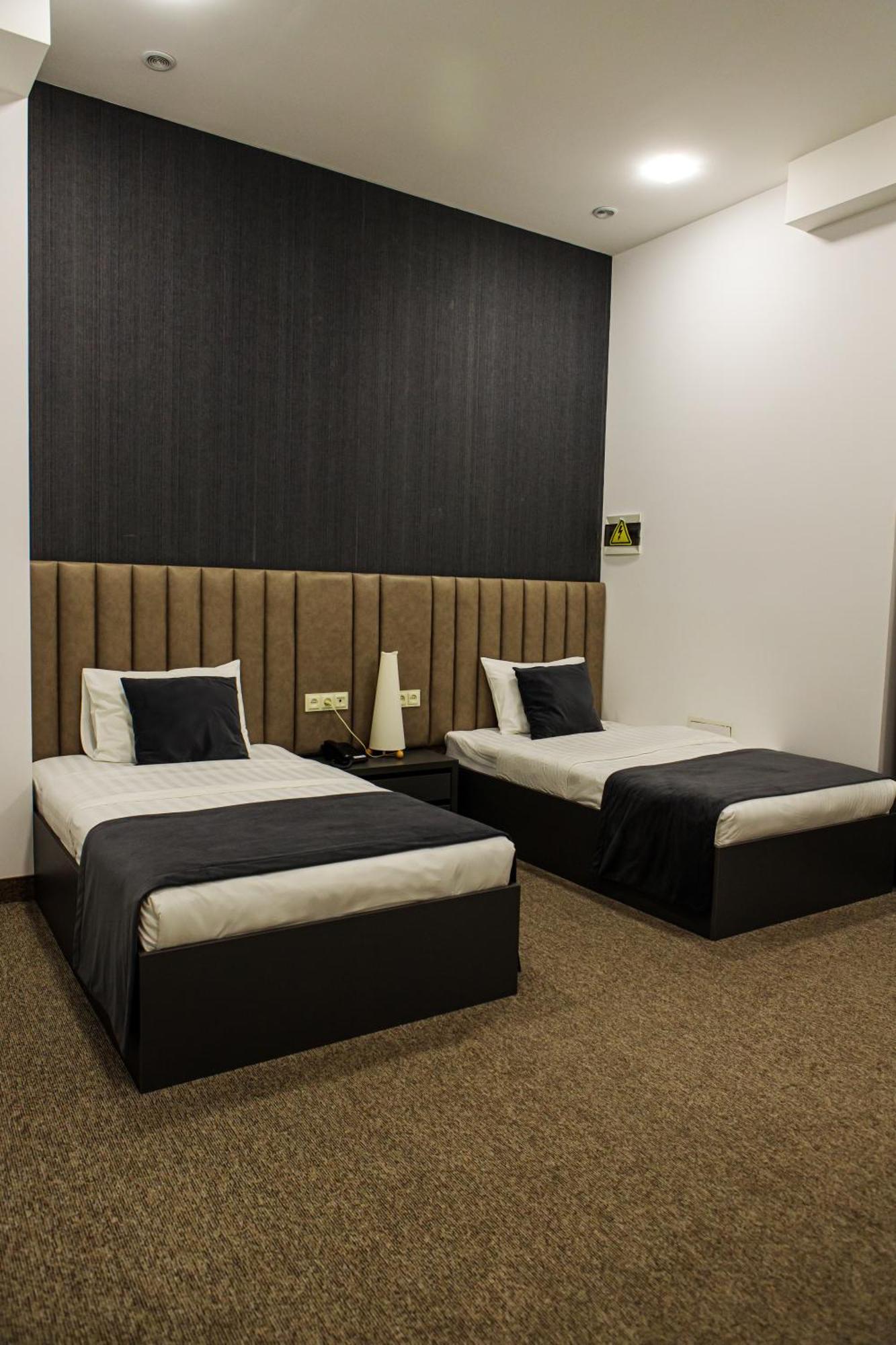 Port Plaza Evn Hotel P'arak'ar Exterior foto
