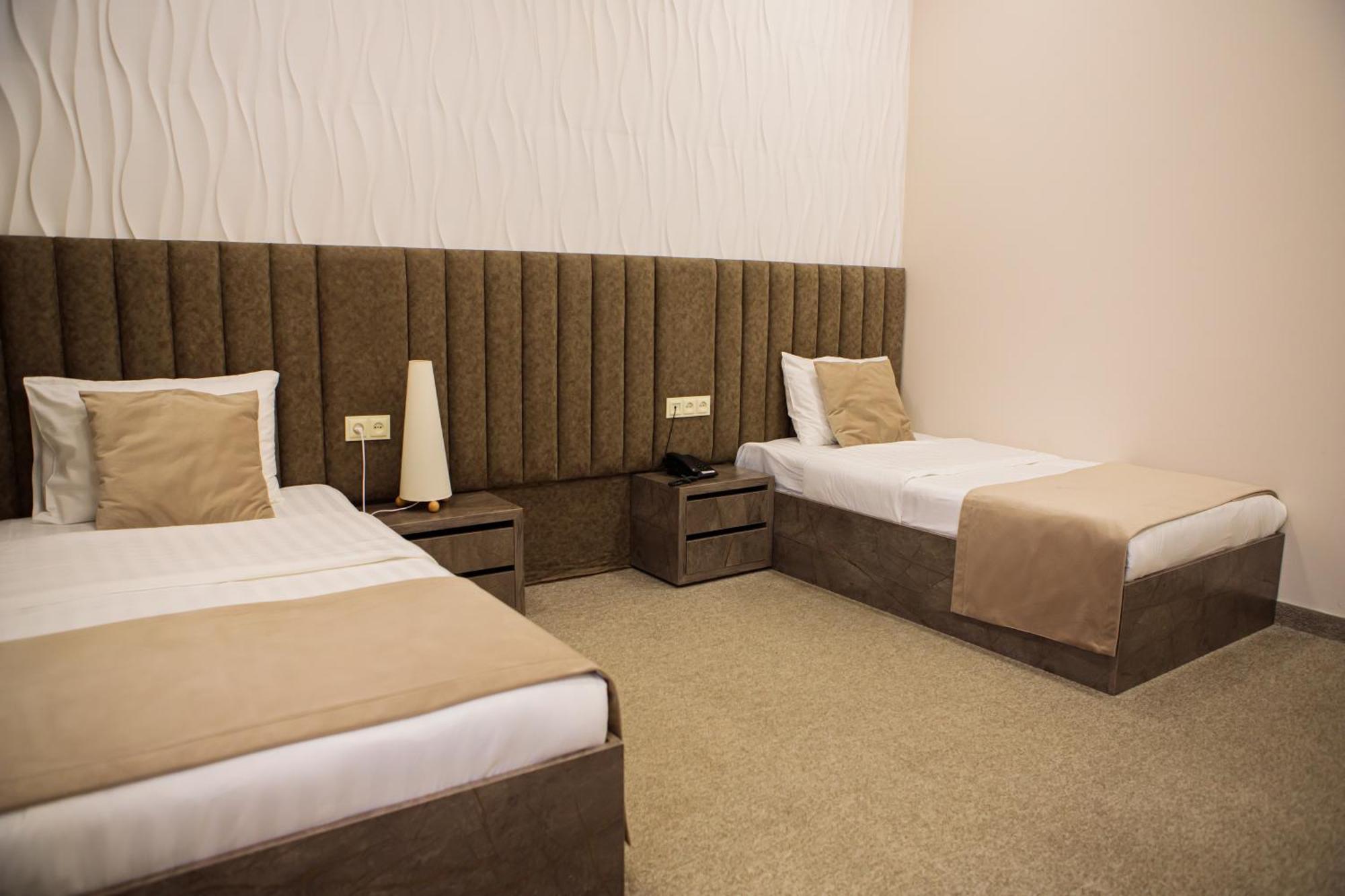Port Plaza Evn Hotel P'arak'ar Exterior foto