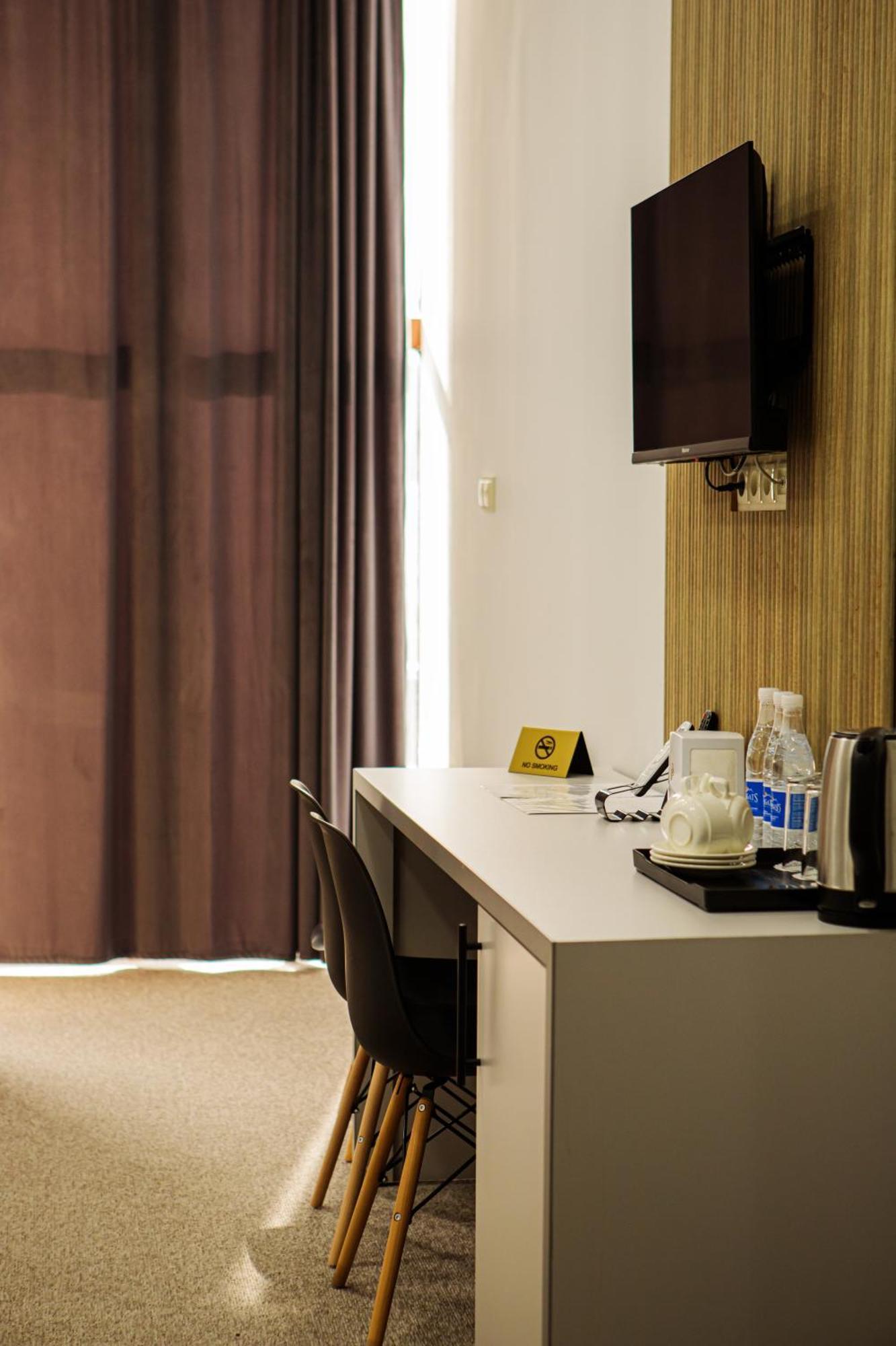 Port Plaza Evn Hotel P'arak'ar Exterior foto